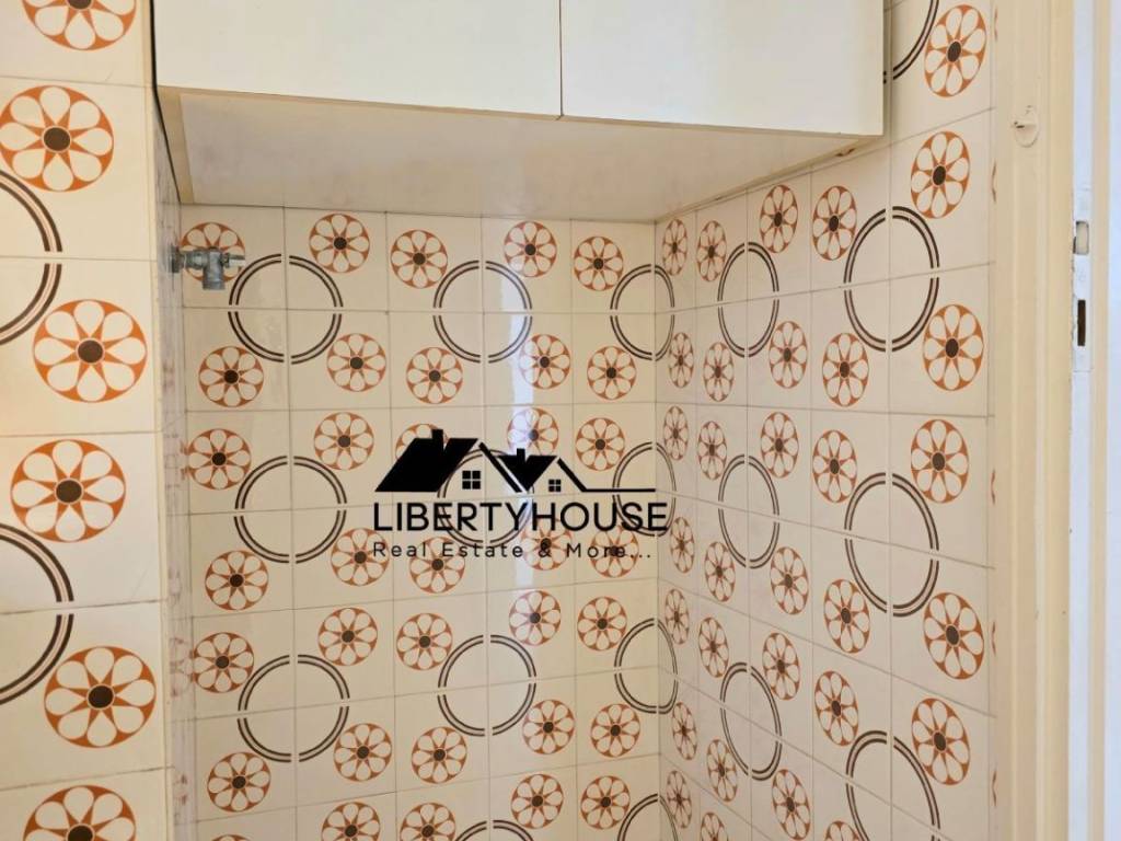 Anetos choros gia plynterio me ntoylapi