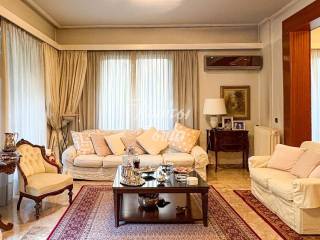 Kentriko saloni me physiko photismo.