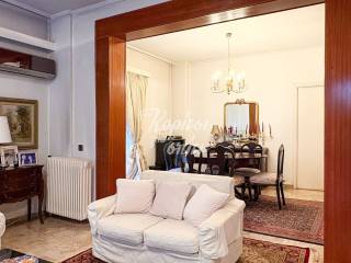 CHoros trapezarias me xechoriste diarrythmise