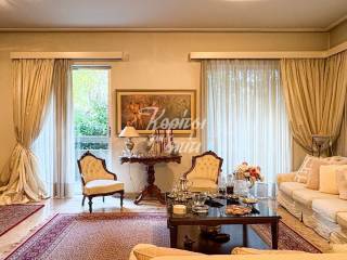 PHoteino kai eyrychoro saloni me marmarino dapedo.