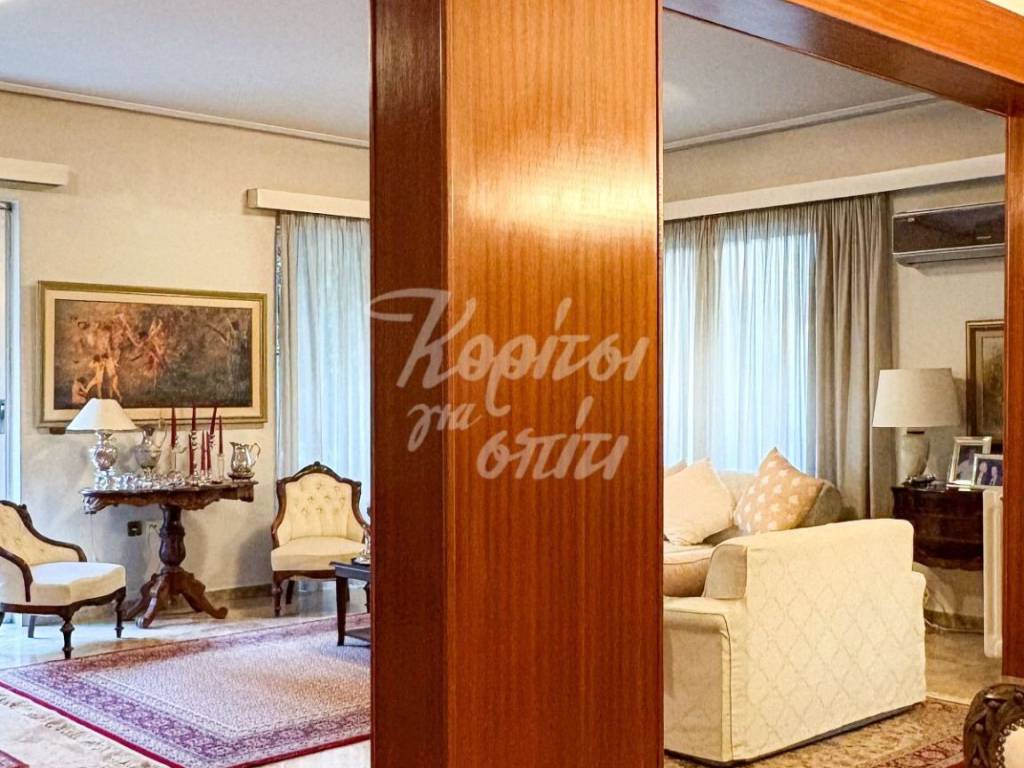 Eniaios choros salonioy me kompso diachorismo.