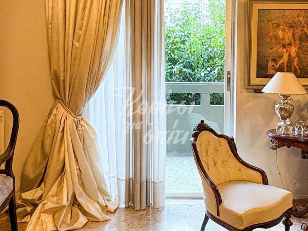 PHoteinos choros me prosbase se mpalkoni