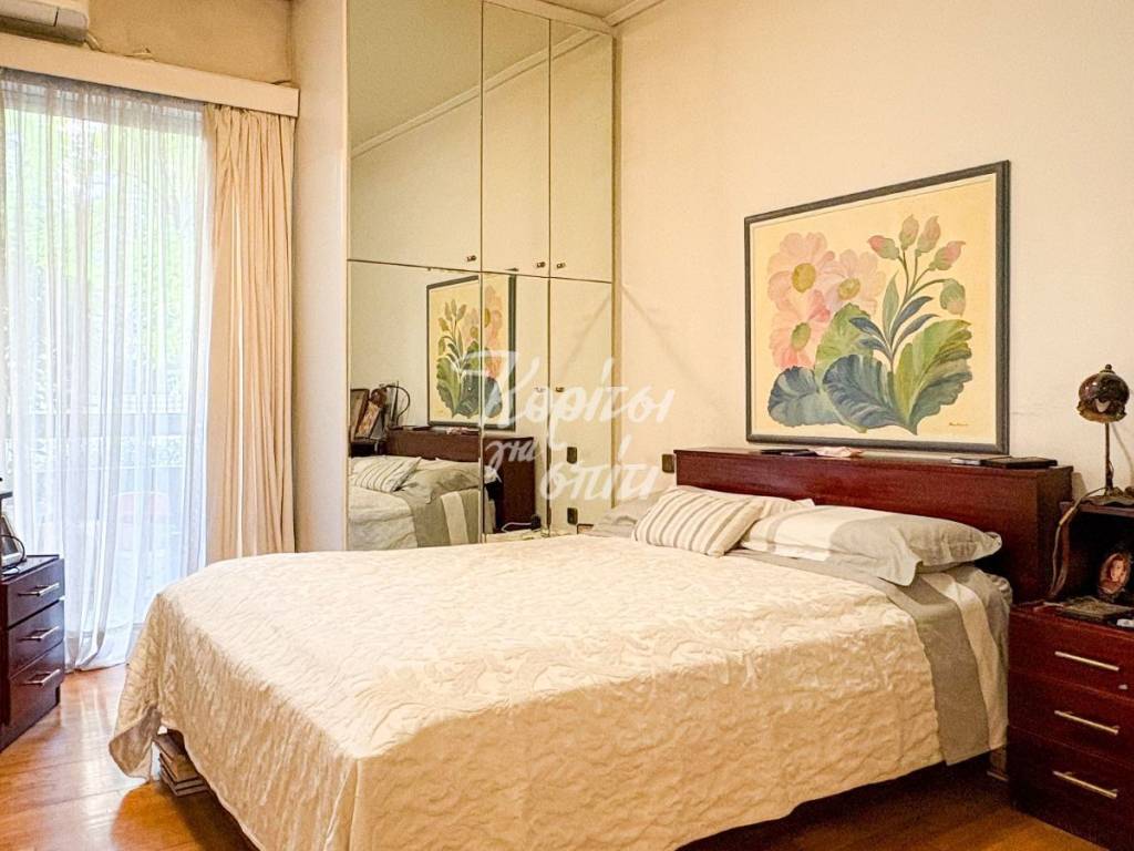 Aneto ypnodomatio me xylino dapedo kai prosbase se mpalkoni.