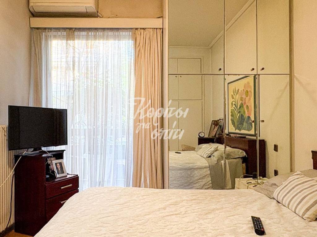 Ypnodomatio me ntoylapes kai physiko photismo.