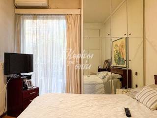 Ypnodomatio me ntoylapes kai physiko photismo.