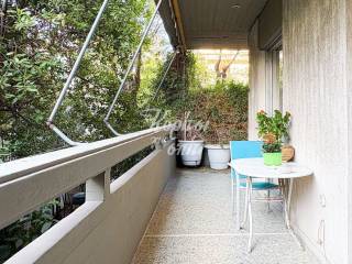 Aneto mpalkoni me prasino kai dynatoteta kathistikoy.