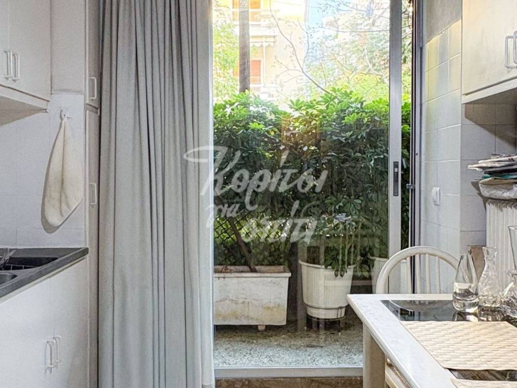 PHoteine koyzina me prosbase se exoteriko choro.