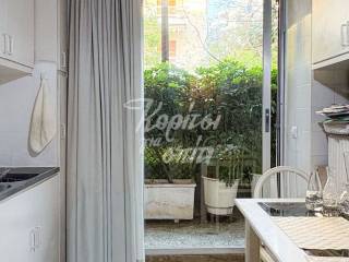 PHoteine koyzina me prosbase se exoteriko choro.