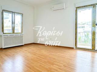 PHoteino domatio me klimatismo kai prosbase se mpalkoni.