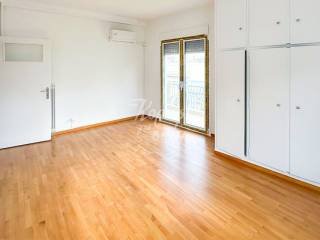 Aneto ypnodomatio me megales ntoylapes kai mpalkonoporta.