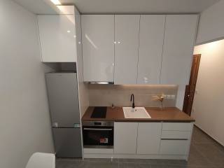 ANYPLACE MESITIKES YPERESIES