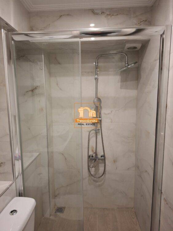 Χαριλάου, Γκαρσονιέρα