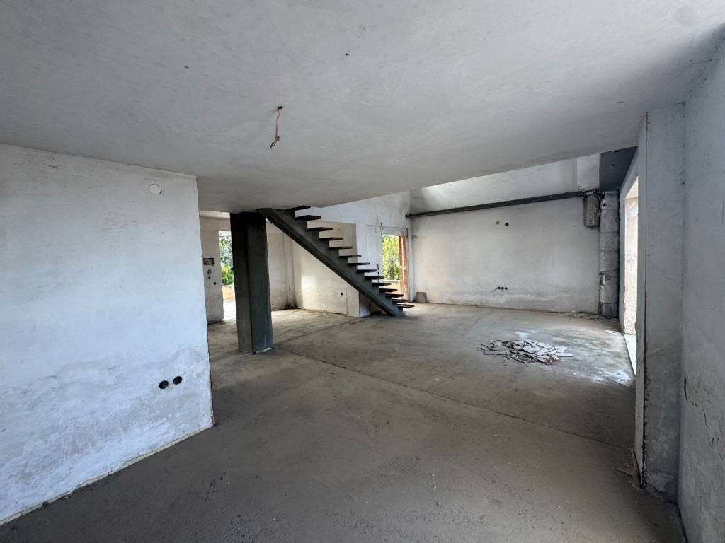 Σαλόνι,κουζίνα πρώτου ορόφου