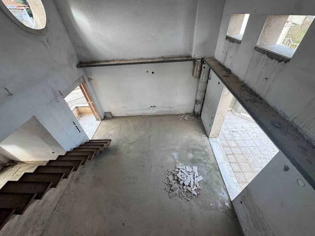 THea sto saloni apo ton deytero oropho