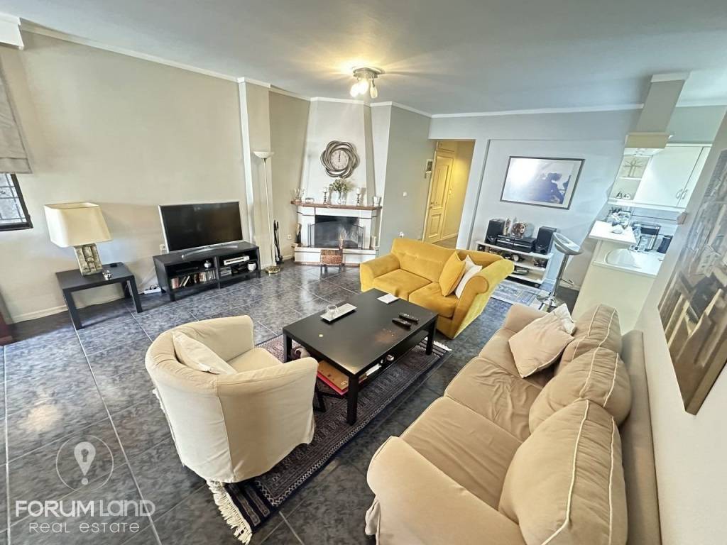 Forumland Real Estate, Σαλόνι με τζάκι