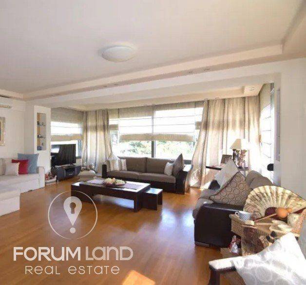 Forumland Real Estate, Σαλόνι