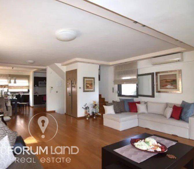 Forumland Real Estate, Σαλόνι