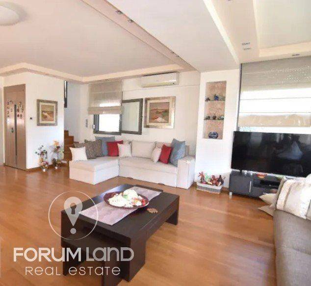 Forumland Real Estate, Σαλόνι