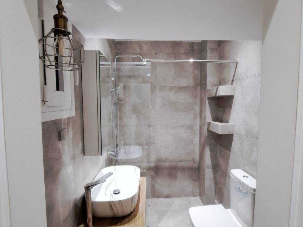 Λουτρό με παράθυρο.