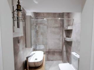 Λουτρό με παράθυρο.