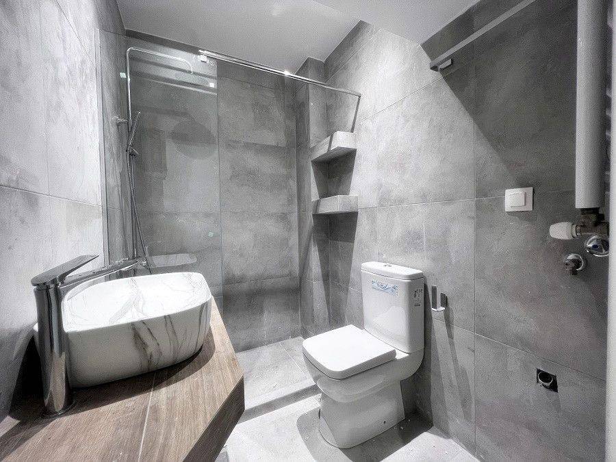 Λουτρό με παράθυρο.