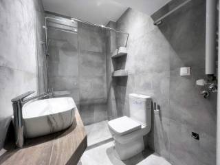 Λουτρό με παράθυρο.