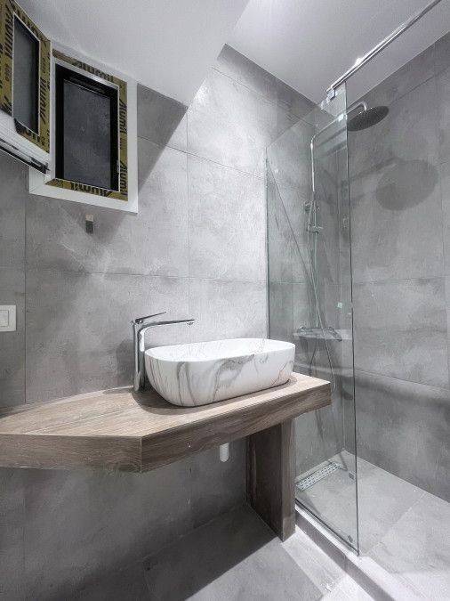 Λουτρό με παράθυρο.