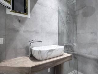 Λουτρό με παράθυρο.