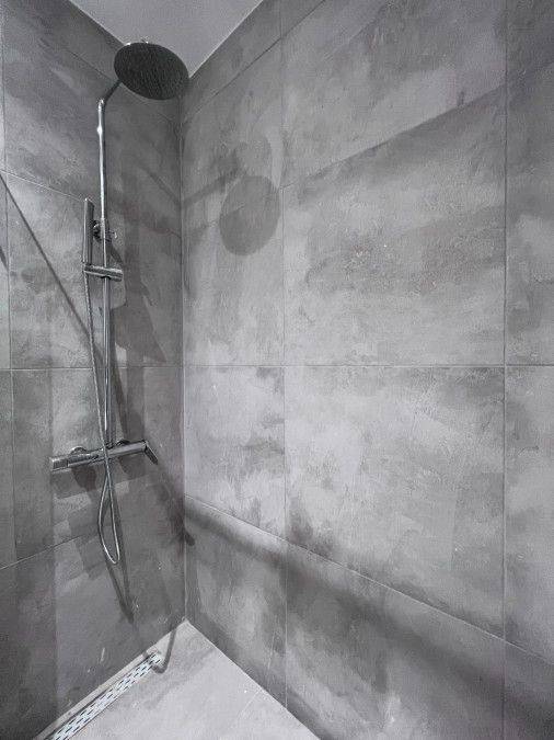 Λουτρό με παράθυρο.