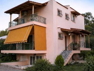 Μεσογειακή κατοικία στο ηλιοβασίλεμα