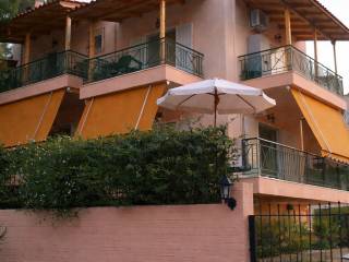 Μεσογειακή κατοικία στο ηλιοβασίλεμα