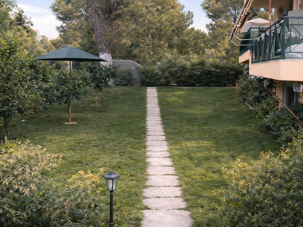 Κήπος με πετρόστρωτο μονοπάτι