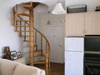 Xyline speiroeides skala se photeino esoteriko