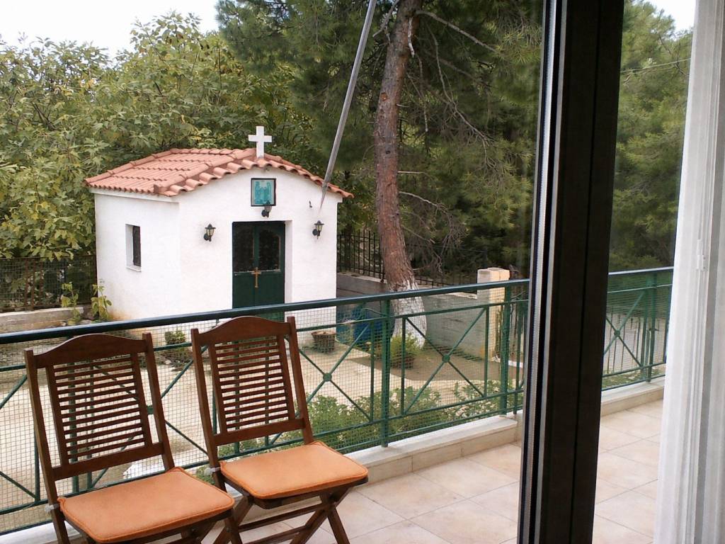 Θέα από το μπαλκόνι στην εκκλησία