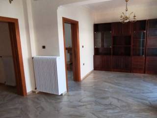 Το σαλόνι αριστερά το χολ