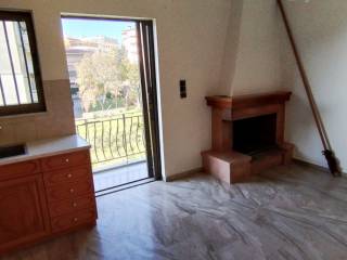 Το καθιστικό με το τζάκι στην κουζίνα