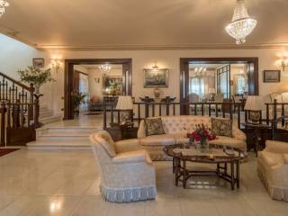 1st level entrance, living area, fireplace, dinning area