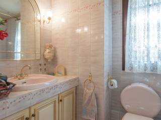 Bathroom of 1st bedroom