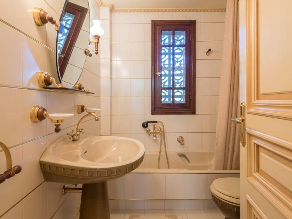 2nd bedroom ensuite bathroom