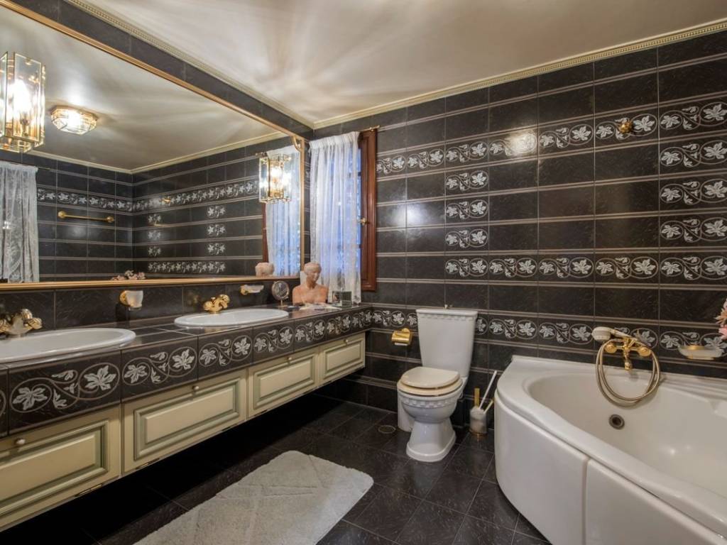 Master bedroom ensuite bathroom