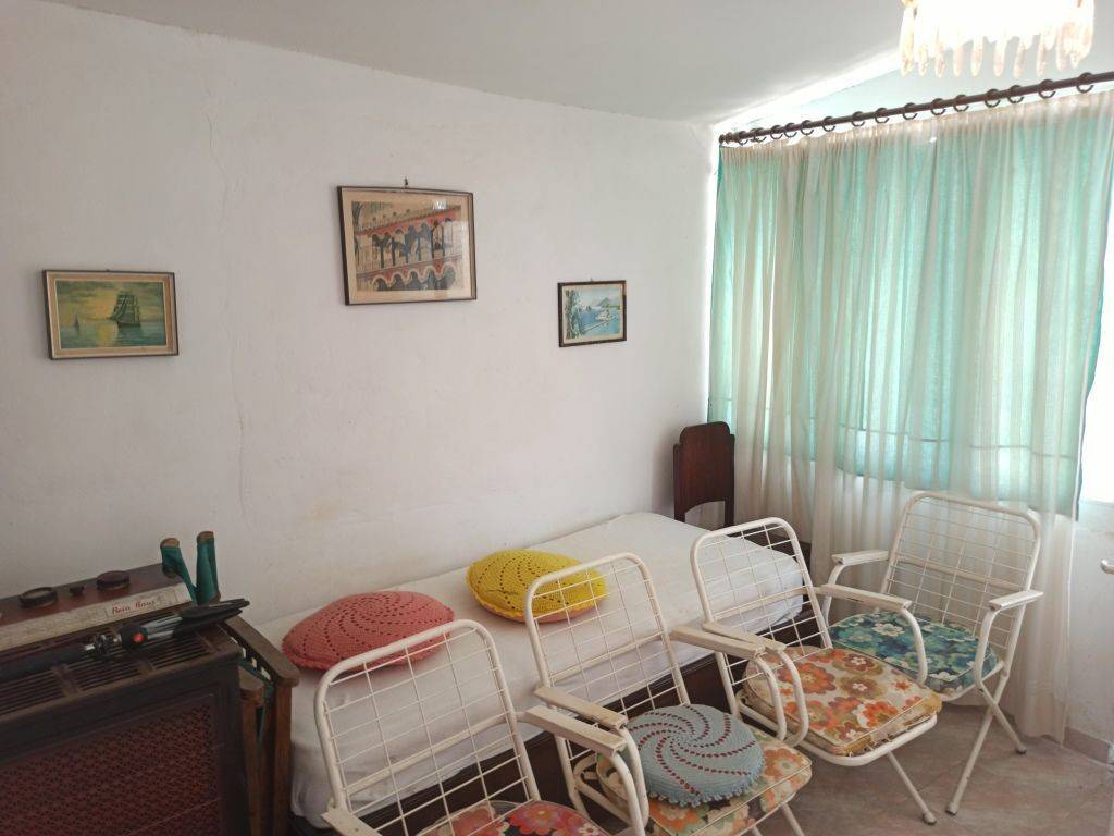 TO SALONI TES MONOKATOIKIAS