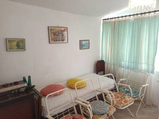 TO SALONI TES MONOKATOIKIAS