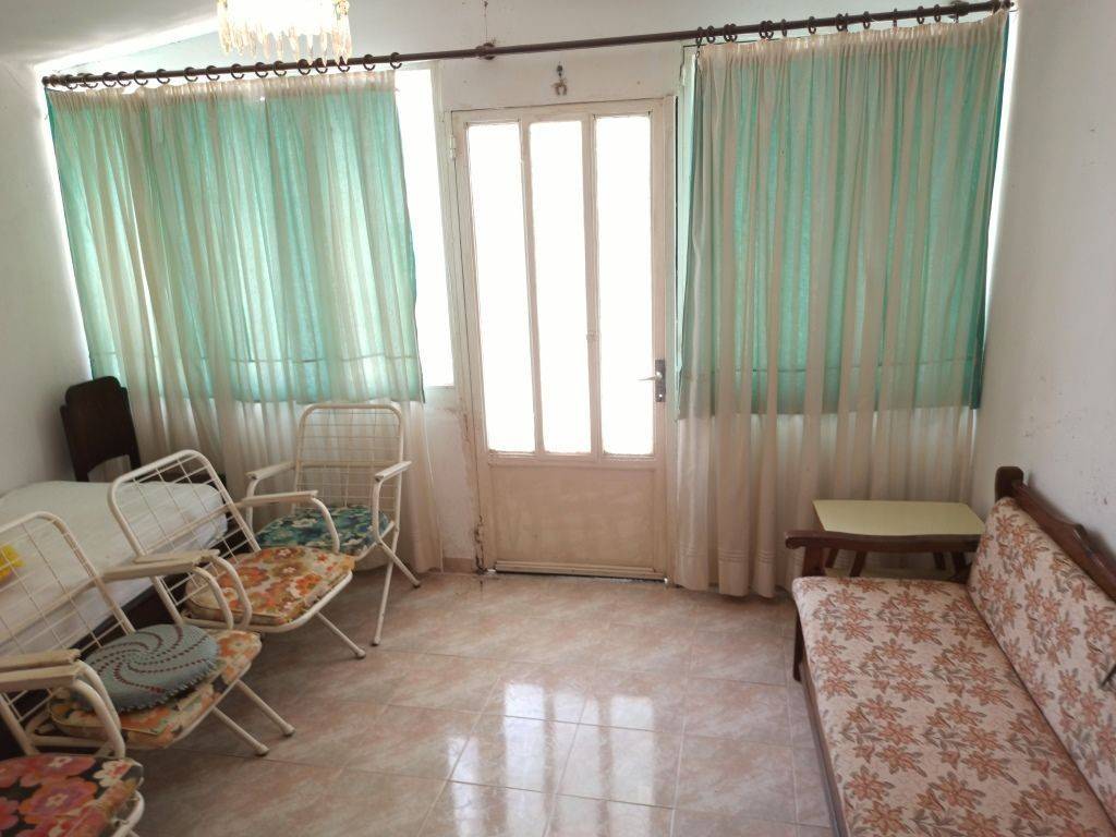 TO SALONI TES MONOKATOIKIAS