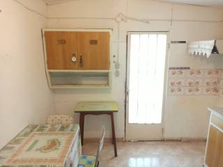 E KOYZINA TES MONOKATOIKIAS