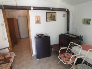 TO SALONI TES MONOKATOIKIAS