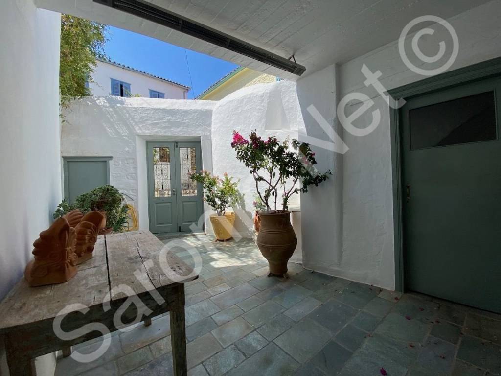 Entrance covered sitting area, WC next to street door