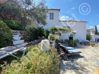Spacious terrace with garden behind
