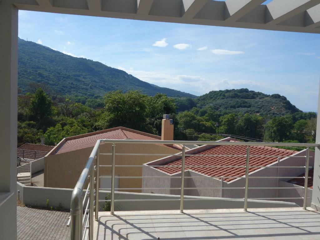 E THEA PROS TO BOYNO APO TEN BERANTA TES MEZONETAS