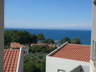 E ANEMPODISTE THEA PROS TEN THALASSA APO TEN BERANTA TES MEZ.