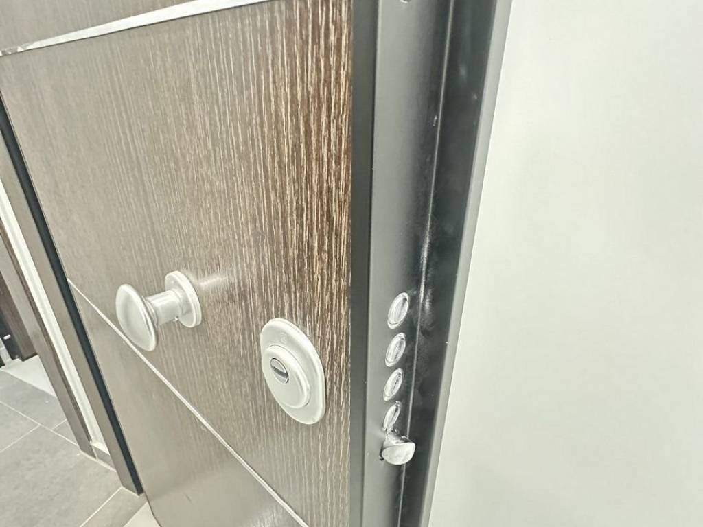 Forumland Real Estate, Θωρακισμένη πόρτα